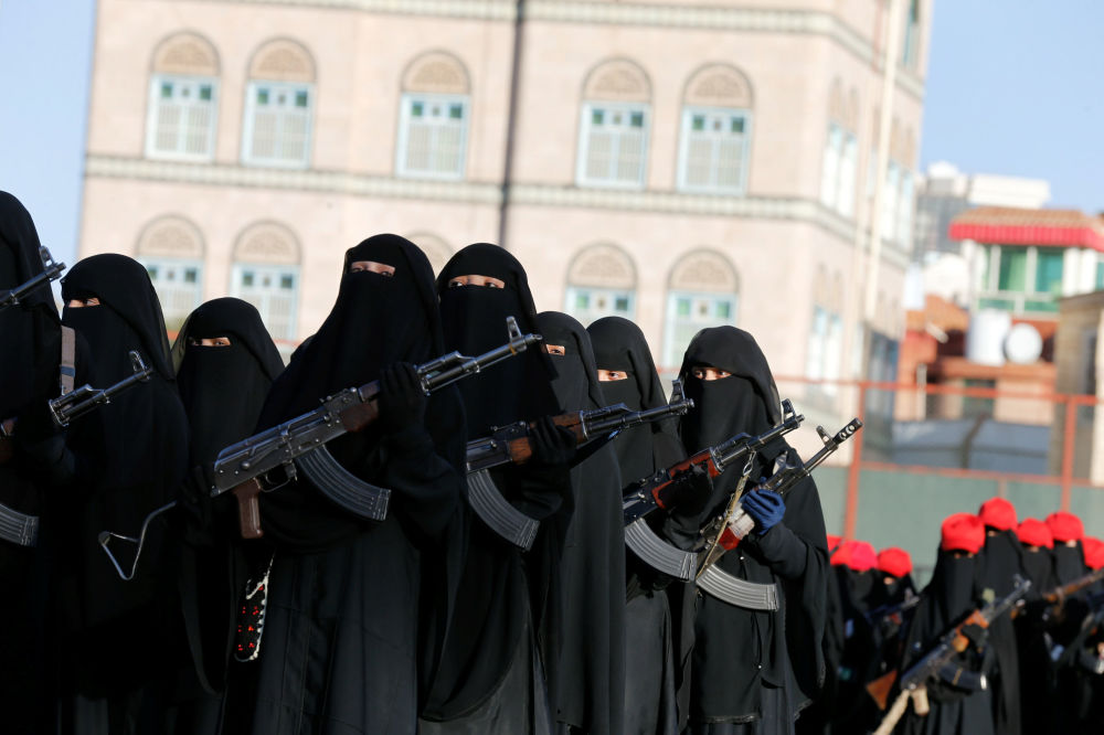 به‌ وێنه‌.. نمايشى سه‌ربازى هێزى ژنانى حوسى ببينه‌